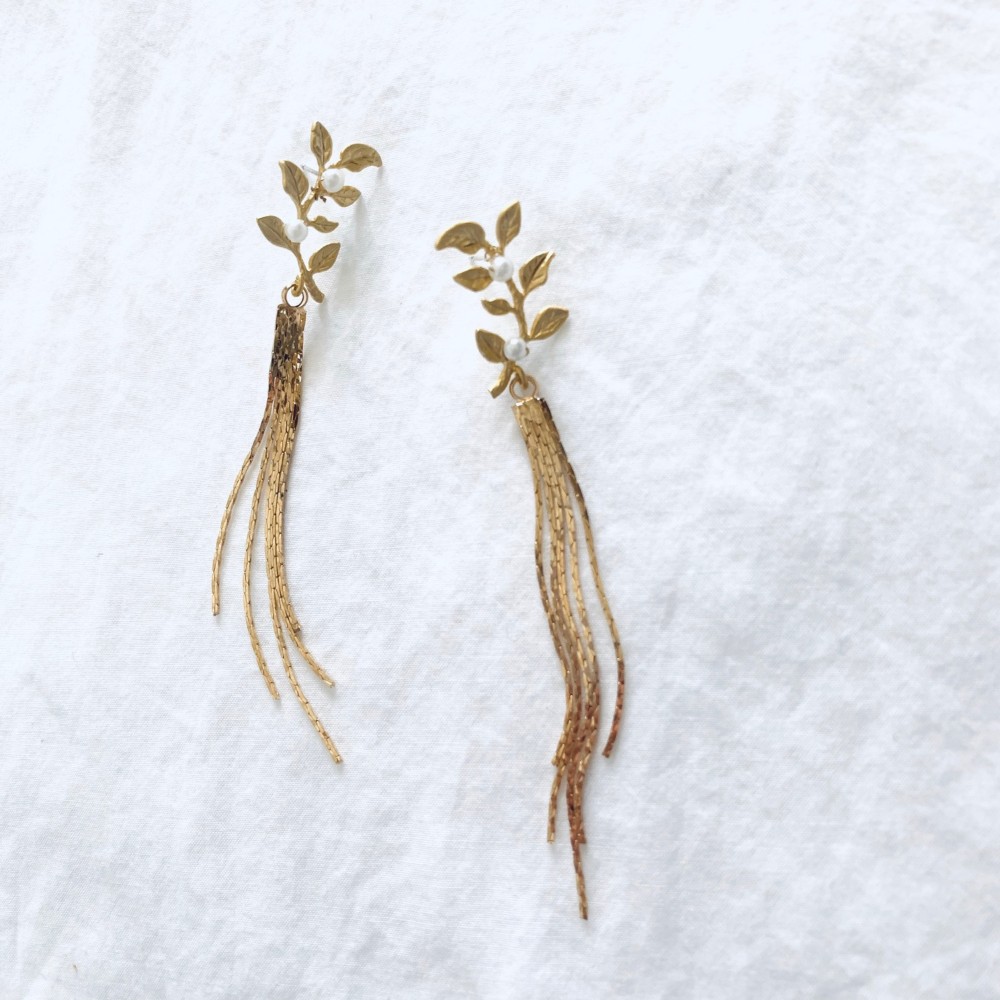 チェーンタッセル葉っぱのスタッドピアス