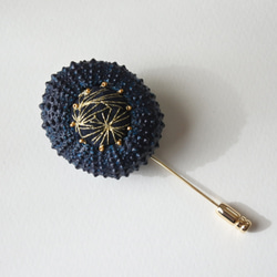 ウニの骨からできたブローチ 真夜中の色 ネイビー sea urchin broach midnight blue 4枚目の画像