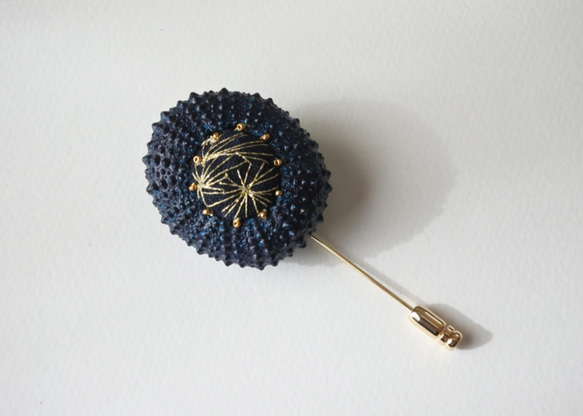 ウニの骨からできたブローチ 真夜中の色 ネイビー sea urchin broach midnight blue 4枚目の画像