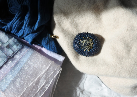 ウニの骨からできたブローチ 真夜中の色 ネイビー sea urchin broach midnight blue 5枚目の画像