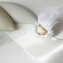 ウニの骨からできたブローチ パールホワイト sea urchin broach pearl white 1枚目の画像