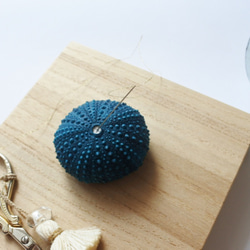 ウニ ピンクッション 針山 S 遠い海の色 sea urchin pincushion turquoise 1枚目の画像