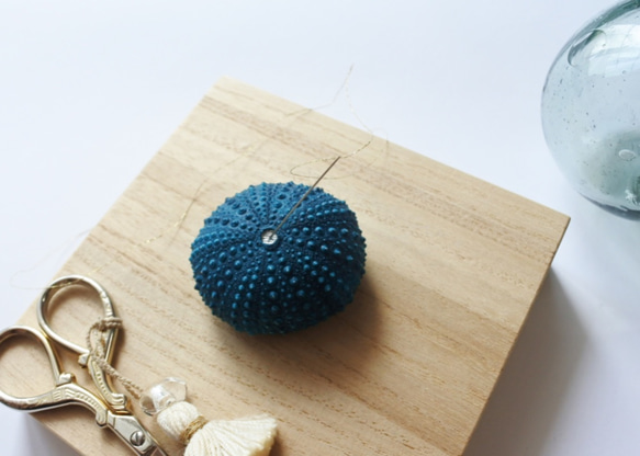 ウニ ピンクッション 針山 S 遠い海の色 sea urchin pincushion turquoise 1枚目の画像