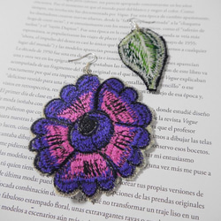 -FromMexico-華やかな花と葉っぱのアシメ刺繍ピアス(付替各種対応) 3枚目の画像