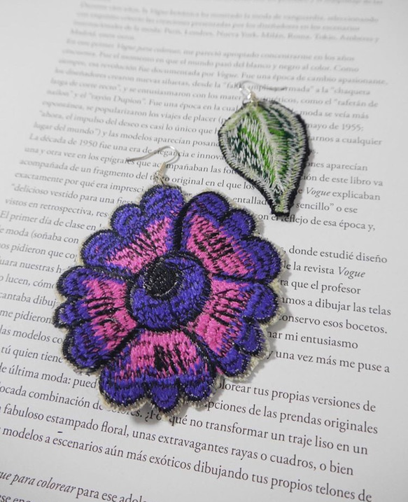 -FromMexico-華やかな花と葉っぱのアシメ刺繍ピアス(付替各種対応) 3枚目の画像