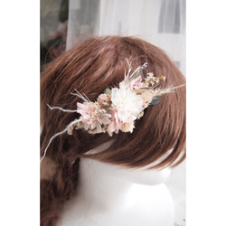 上品なホワイト×桜ピンクのヘッドドレスコーム/プリザーブドフラワー×ドライフラワーのヘアコーム小サイズ 3枚目の画像