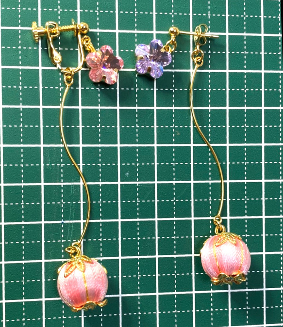 ピンク花型スワロ＋巻き玉イヤリング　Creema限定 5枚目の画像