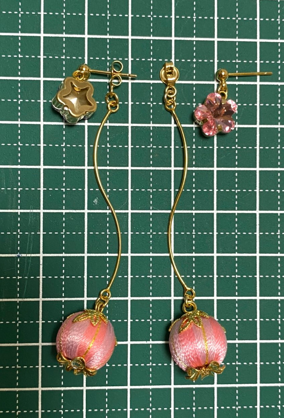 ピンク花型スワロ＋巻き玉ピアス　Creema限定 4枚目の画像