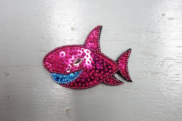 サメ　スパンコール刺繍　ステッカー 1枚目の画像