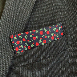 赤い小花柄ポケットチーフ 2枚目の画像