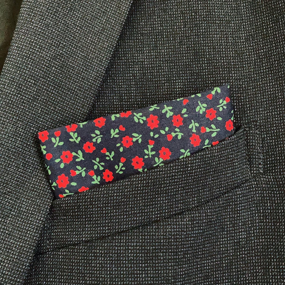 赤い小花柄ポケットチーフ 2枚目の画像