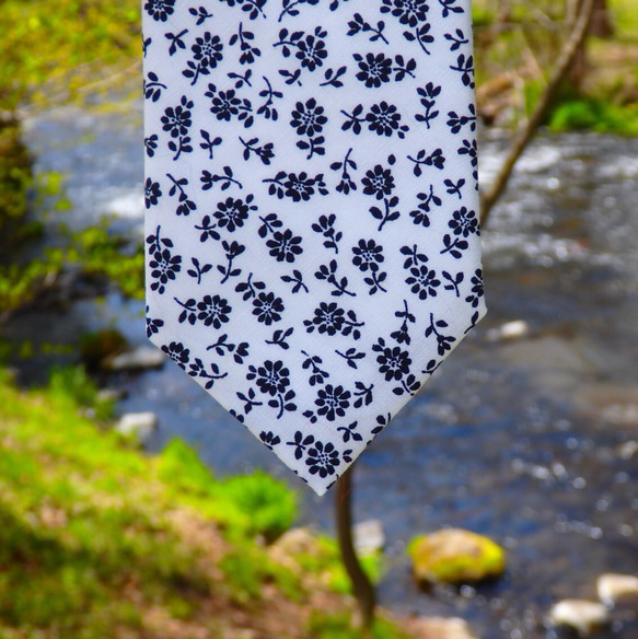 白と黒の花柄ネクタイ《ハンドクラフトネクタイ》 ネクタイ・蝶