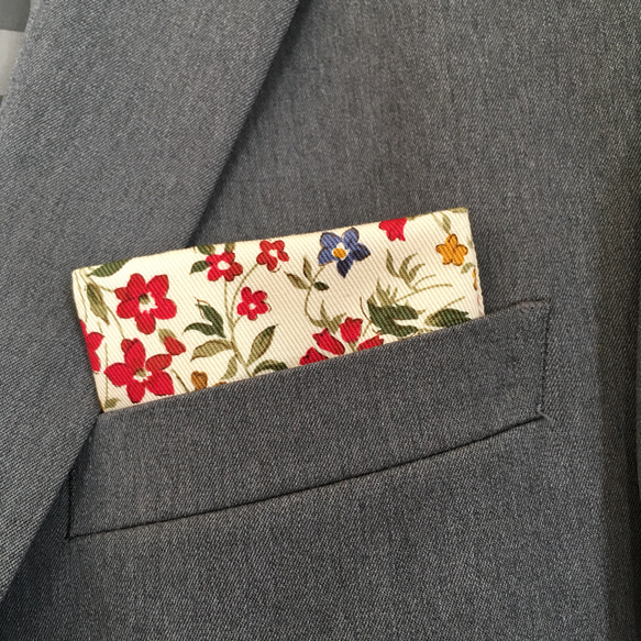 オフホワイト花柄ポケットチーフ ネクタイ・蝶ネクタイ