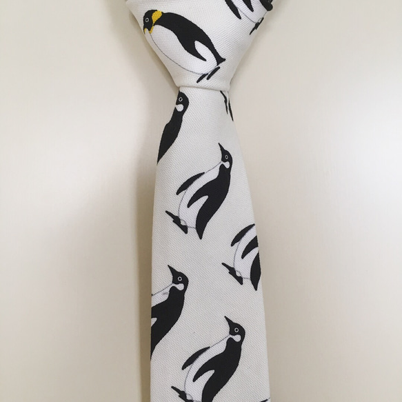 白黒ペンギン柄ネクタイ《ハンドクラフトネクタイ》 2枚目の画像