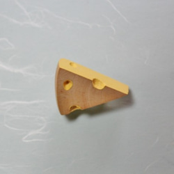 厚切りチーズのブローチ　Ｂ 1枚目の画像