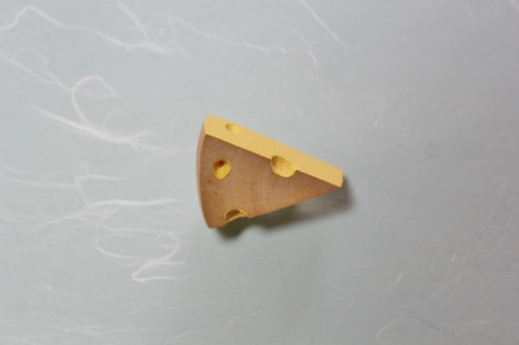 厚切りチーズのブローチ　Ｂ 1枚目の画像