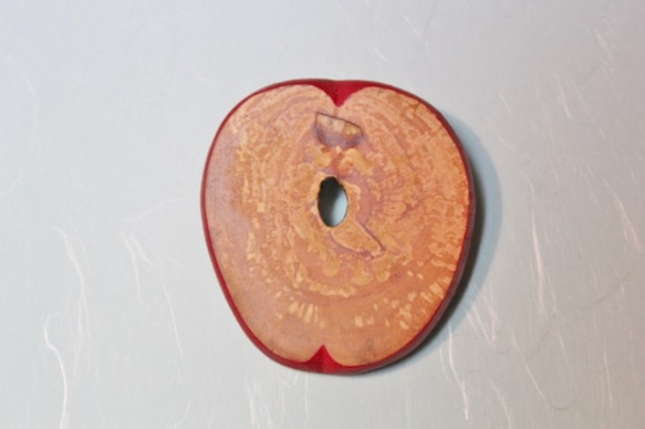 林檎の古木で作った林檎のブローチ Ａ 1枚目の画像