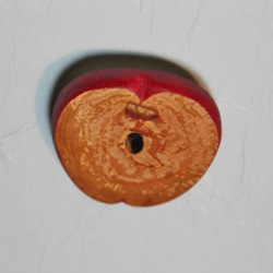 林檎の古木で作った林檎のブローチ Ａ 2枚目の画像