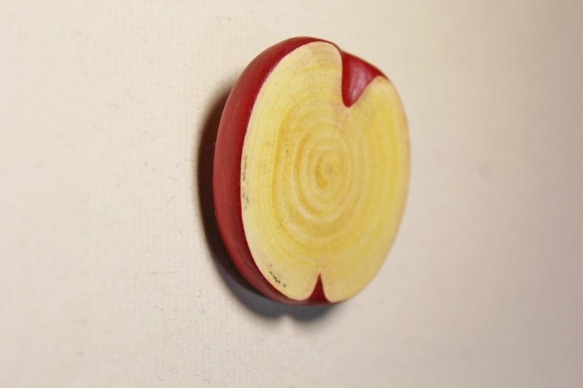 林檎の木で作った林檎のブローチ Ｂ 3枚目の画像