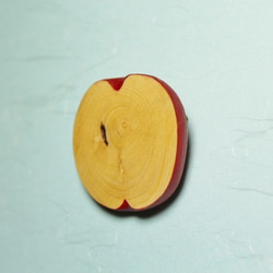 林檎の木で作った林檎のブローチ Ｅ 2枚目の画像