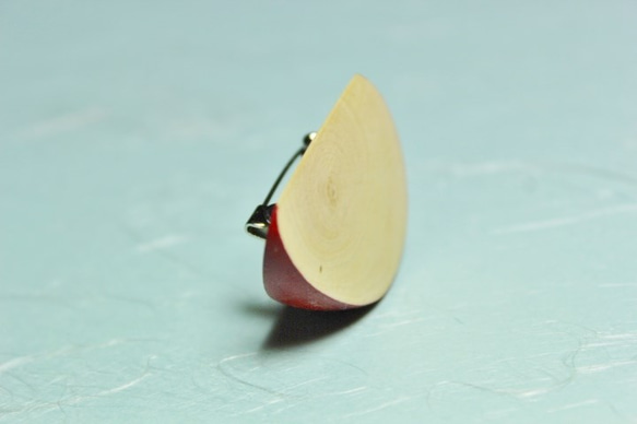 林檎の木で作った一切れの林檎ブローチ　D 1枚目の画像
