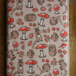 リスとキノコと木の実のブックカバー　ノート付き 1枚目の画像