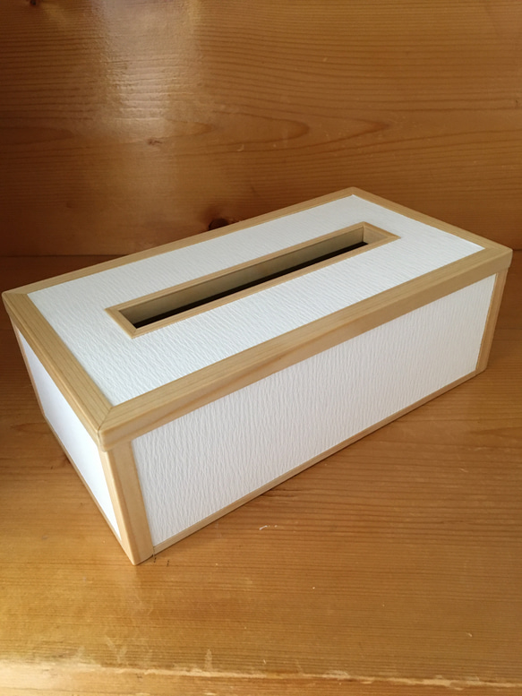 送料込み！木製ティッシュボックス 白(波柄） 1枚目の画像