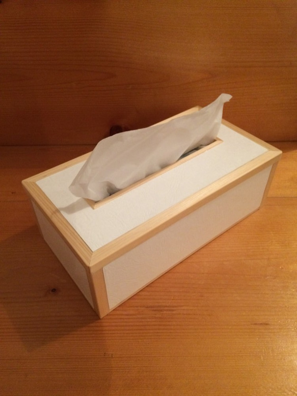 送料込み！木製ティッシュボックス白 (レザー調） 2枚目の画像