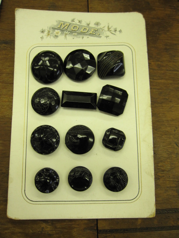 チェコのアンティークボタン　黒ボタンシート（黒のみ） 1枚目の画像