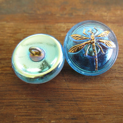 チェコの職人ガラスボタン　小トンボ　水色２ヶ 2枚目の画像