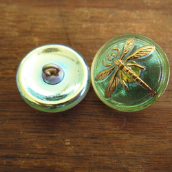チェコの職人ガラスボタン　小トンボ　黄緑色２ヶ 2枚目の画像