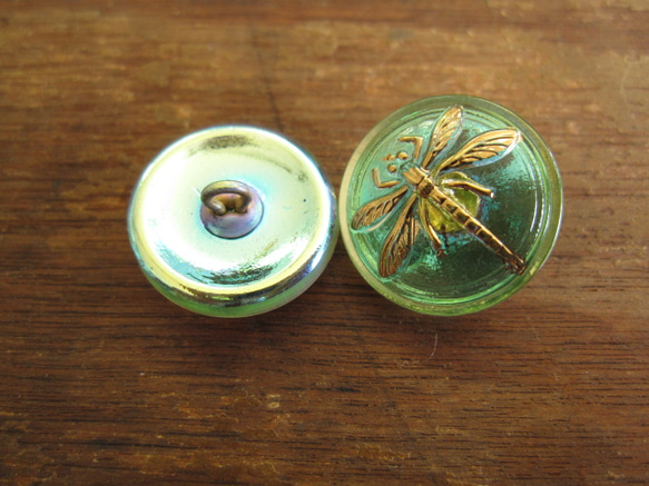 チェコの職人ガラスボタン　小トンボ　黄緑色２ヶ 2枚目の画像