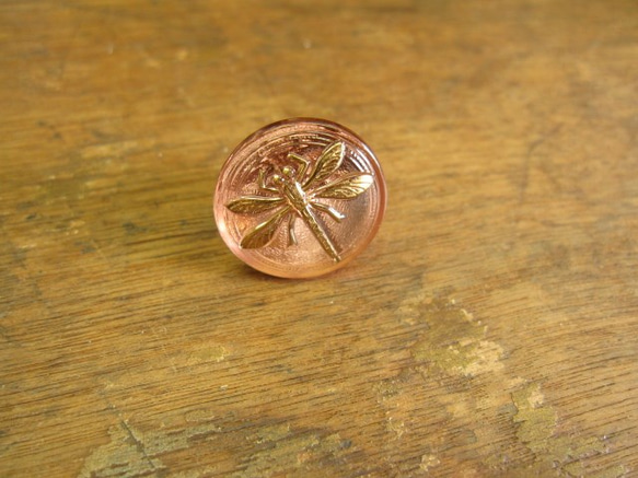 チェコの職人ガラスボタン　トンボのピンバッジ　ピンクゴールド色 1枚目の画像