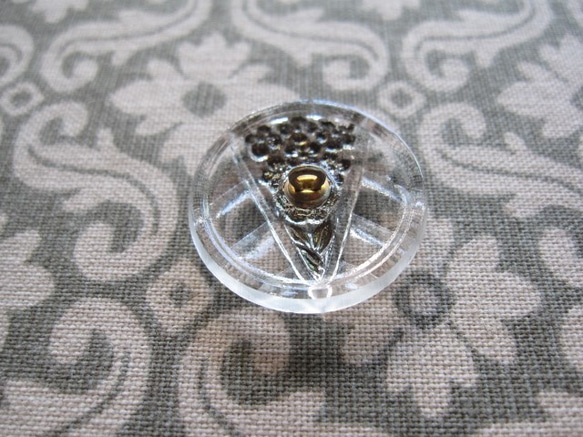 チェコの職人ガラスボタン　三角小花　金彩 2枚目の画像