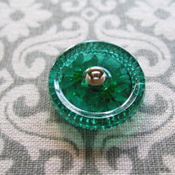 チェコの職人ガラスボタン　エーデルワイス　緑に白花 2枚目の画像