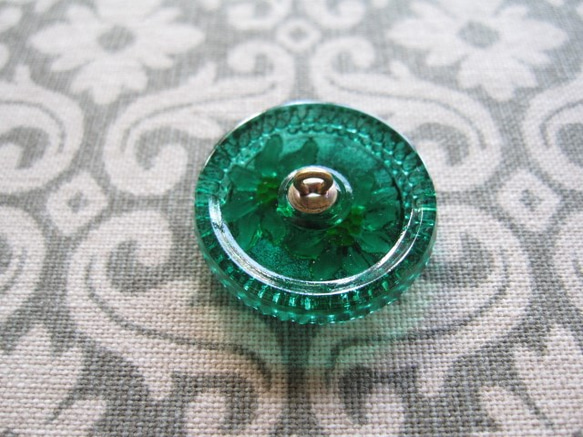 チェコの職人ガラスボタン　エーデルワイス　緑に白花 2枚目の画像