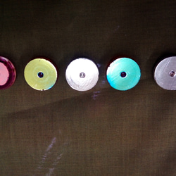 アクセサリー作りに^^　裏面フラットチェコの職人ガラスボタン　小トンボ　2色ピンクに金彩（同色2ヶセット） 3枚目の画像