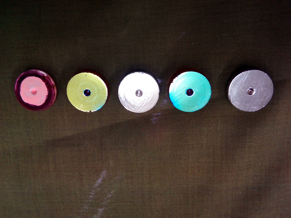 アクセサリー作りに^^　裏面フラットチェコの職人ガラスボタン　小トンボ　2色ピンクに金彩（同色2ヶセット） 3枚目の画像