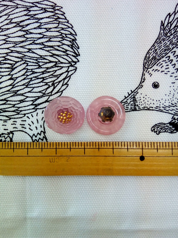 チェコの職人ガラスボタン　ミニボタン　ローズピンクの花　2個セット 1枚目の画像