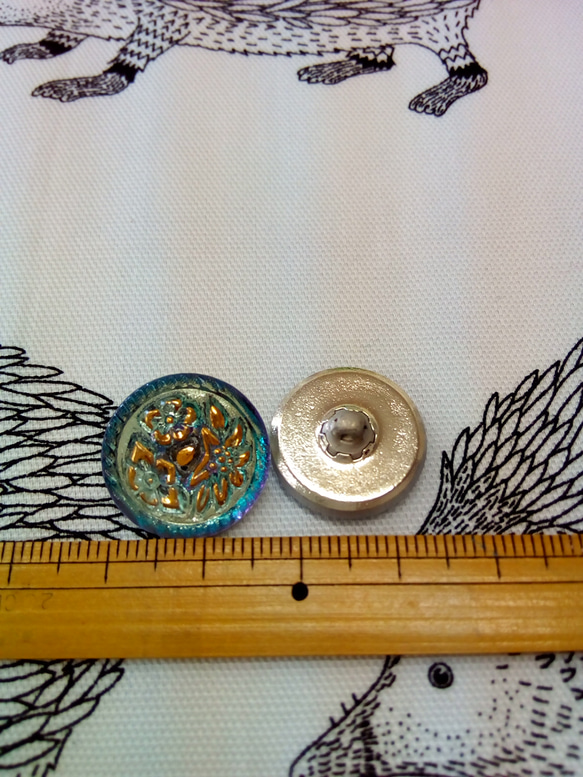 チェコの職人ガラスボタン　ゴールドの花3種　2個セット 2枚目の画像