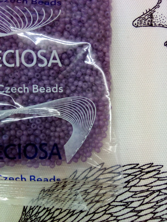 チェコの丸小ビーズ　半透明　趣き紫 2枚目の画像