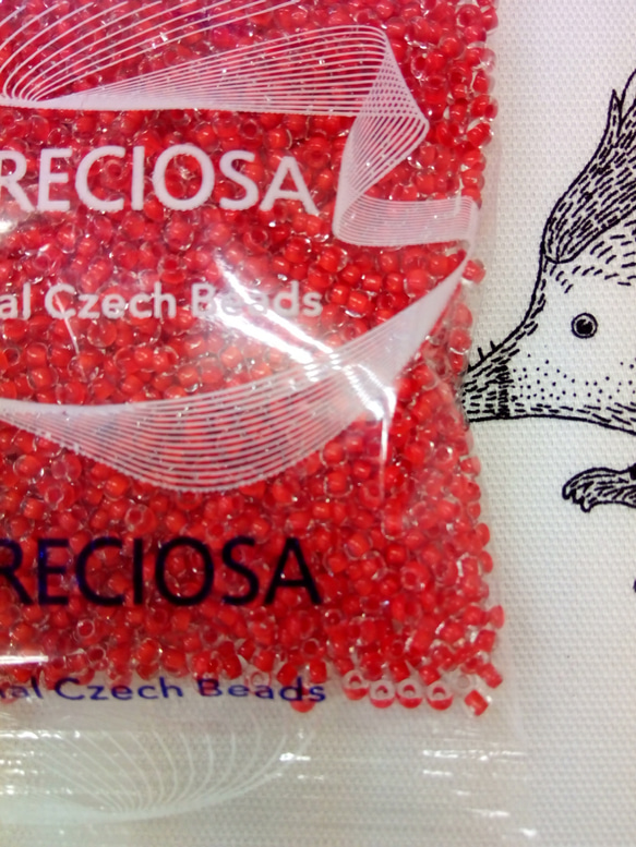チェコの丸小ビーズ　透明　赤ライン 2枚目の画像