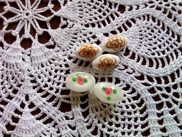 angeniさま　チェコの手づくり花ビーズ　陶器風　ブロンズ花　スリム2個、白にバラ模様オリーブ型2個 1枚目の画像