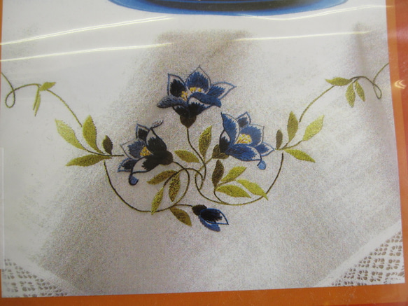 ヨーロッパの刺繍キット　青い桔梗とつる 2枚目の画像