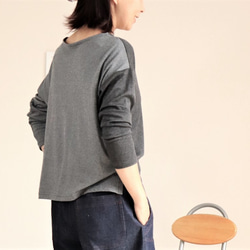濃いグレーと薄いグレーのバイカラー長袖デザインTシャツ 1枚目の画像
