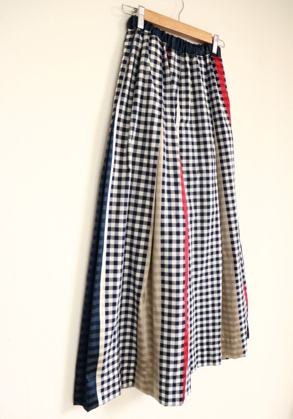 ギンガムチェック織り素材のタックスカート：紺白ギンガムチェック×レッド系織り 7枚目の画像
