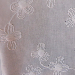 【ご予約品】フレアスリーブのブラウス（花模様刺繍コットンとリネン） 7枚目の画像