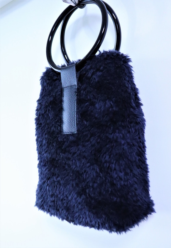 丸ハンドルのファーバッグ（ショルダーストラップ付き）：濃紺 9枚目の画像