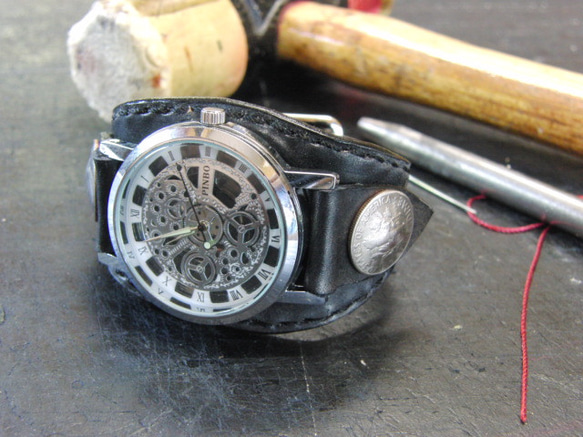シルバー歯車モチーフ2　本革黒色ブレスレット型腕時計 1枚目の画像