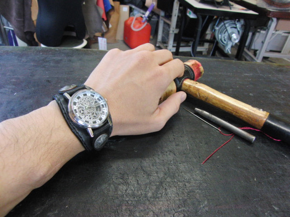 シルバー歯車モチーフ2　本革黒色ブレスレット型腕時計 3枚目の画像